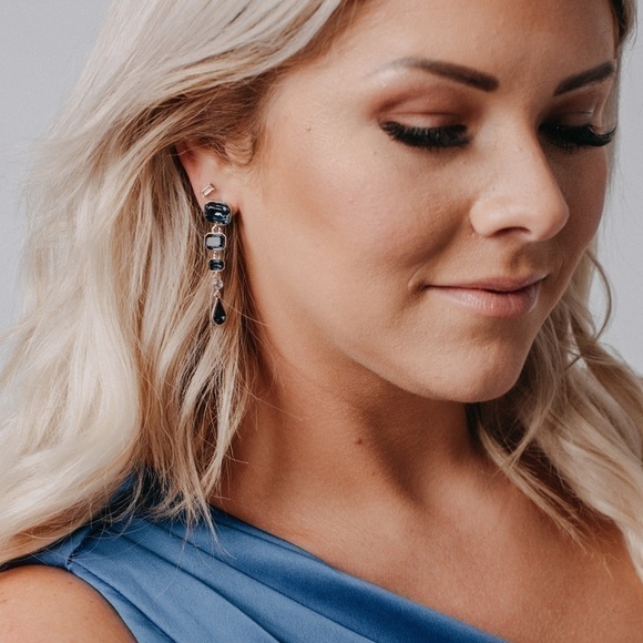 Jewelry - Blue crystal and silver drop earrings.. costume jewelry to dress up any outfit